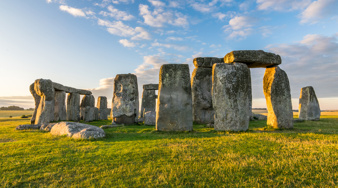 Découvrez les nombreuses légendes associées au site préhistorique de Stonehenge.